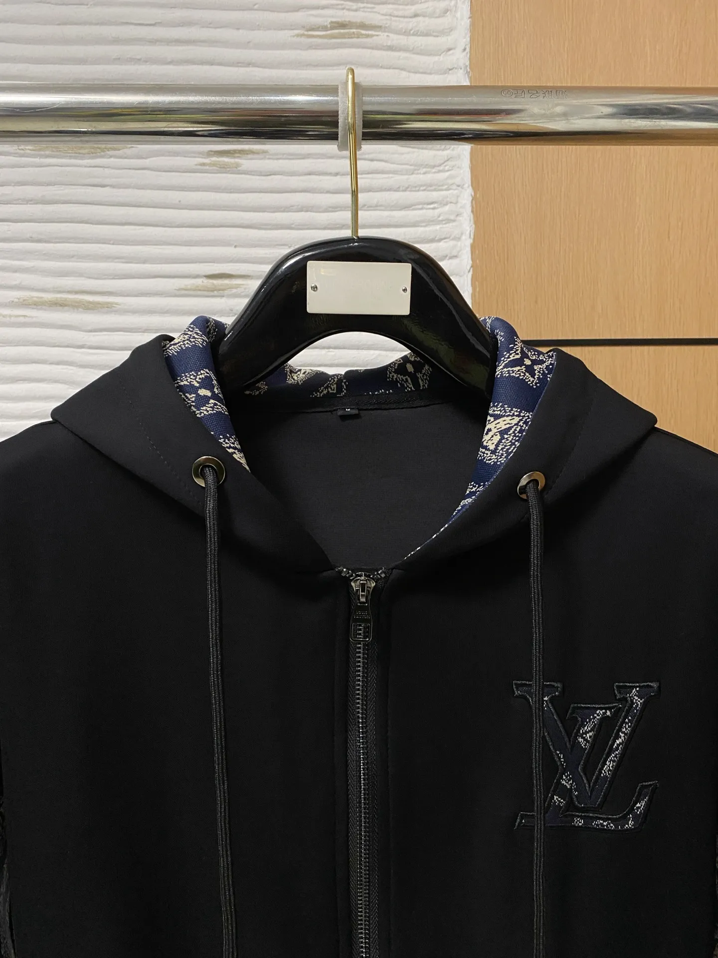 🅿️720 LV 2025 autumn and winter new counter, the same casual Tencel cotton fabric suit, breathable, comfortable and casual! Full of high-end feel! The details are exquisite and high-end, and the workmanship is impeccable! The original high-end fabric is very high-end! The fabric is crisp, anti-wrinkle and wear-resistant, warm, neat and stylish. Everyone must buy a set this autumn and winter. They must look cool and cool when wearing it. This is a model that we highly recommend! M-3XL